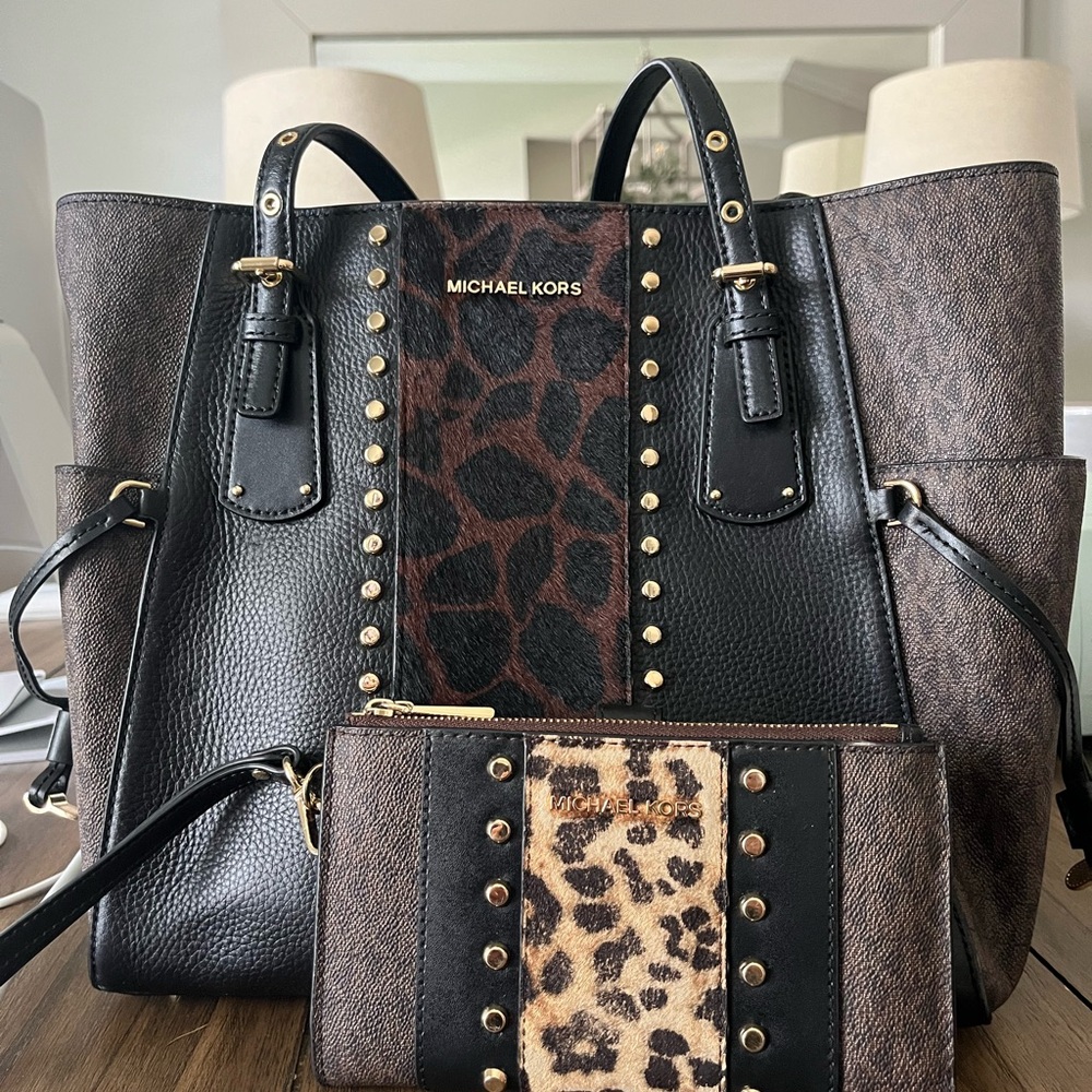 MICHAEL MICHAEL KORS
Voyager East West Leather Tote & Wallet